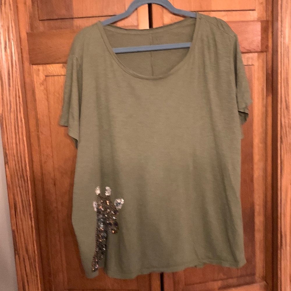 Crown and Ivy mossy green sequined giraffe short sleeve tee.  Size 3X